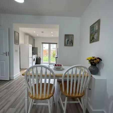 Bali Bliss Garden Flat With Parking Appartement Enfield Buitenkant foto