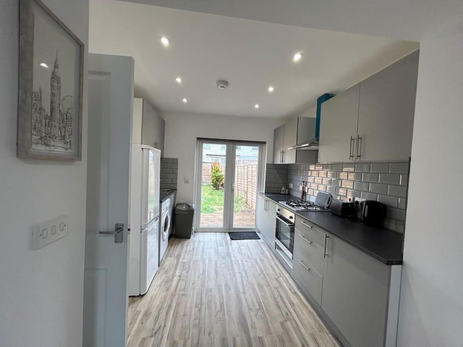 Bali Bliss Garden Flat With Parking Apartment Enfield