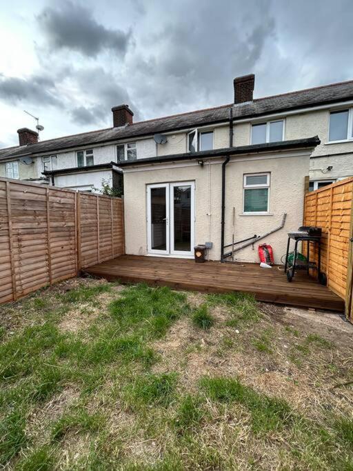 Bali Bliss Garden Flat With Parking Apartment Enfield