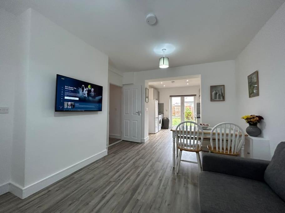 Apartment Bali Bliss Garden Flat With Parking Enfield