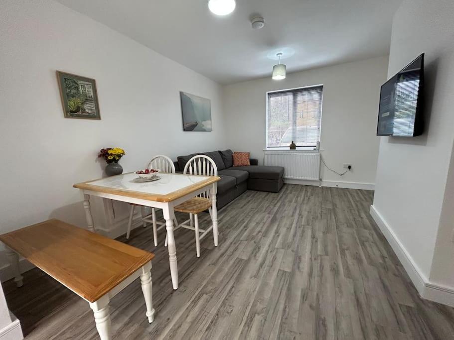Bali Bliss Garden Flat With Parking Enfield